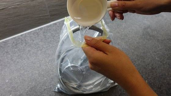 뜨거운 물 3컵을 추가로 붓는다.