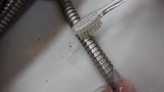 슥슥 칫솔로 문지르자 샤워호스 홈에 껴있던 검은 때가 바닥으로 떨어졌다.