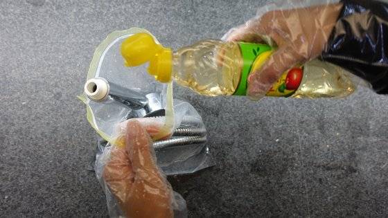 미지근한 물을 봉지 절반 정도 채워 넣고 식초 두 스푼을 넣은 뒤 입구를 봉한 상태로 10~20분간 놔둔다.