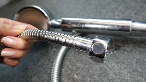 청소 후 깨끗해진 샤워호스.