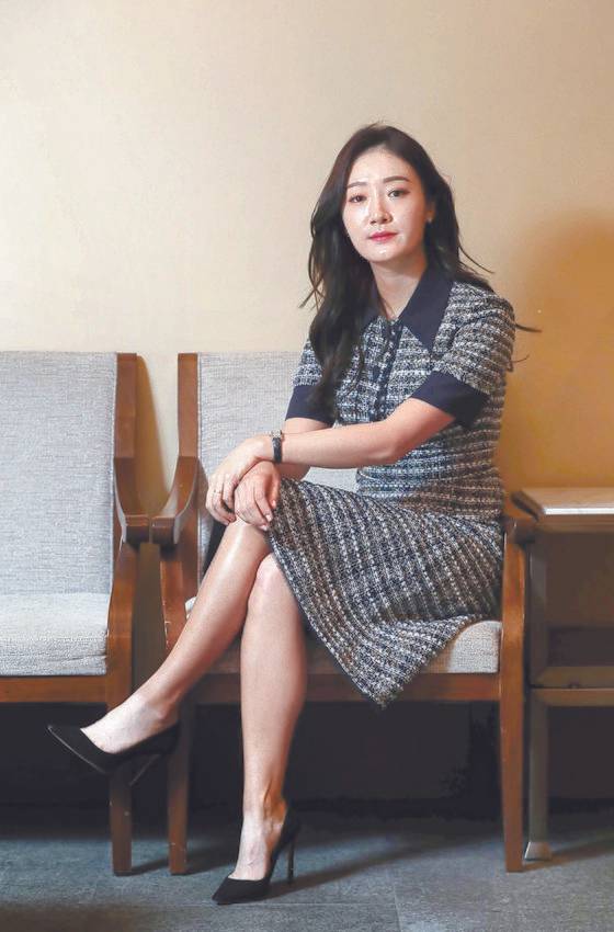 올 시즌 2승을 거둔 오지현. ’시상식에 참석하기 위해 1년에 한 번 정장을 입는다“고 했다. 햇볕에 노출 된 다리는 그을렸는데 발은 하얗다. [김상선 기자]