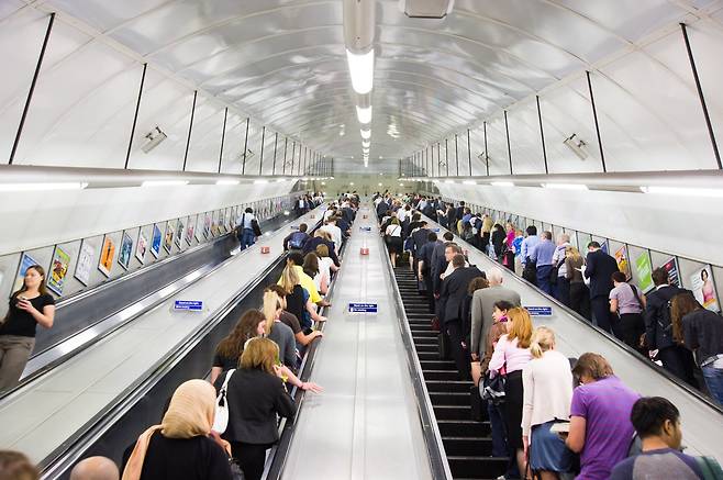 외국에선 에스컬레이터 한줄서기가 생활화된 곳이 많다. [블로그 캡처]