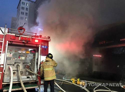 수원 골든프라자 화재…다수 연기흡입 (수원=연합뉴스) 30일 오후 경기도 수원시 수원역 인근 골든프라자 상가에서 불이 나 이용객 다수가 연기를 마시는 등 부상을 입었다. 사진은 진화작업에 나선 소방대원들.   [경기도소방재난본부 제공] stop@yna.co.kr