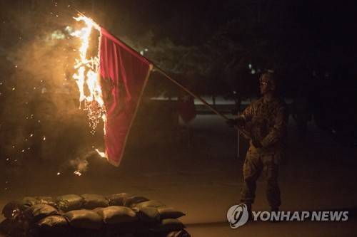 미2사단 부대기 태우며 한국전쟁 패배 상기 (동두천=연합뉴스) 임병식 기자 = 30일 오후 경기도 동두천시 캠프 케이시에서 열린 군우리 전투 기념 부대기 전소식에서 주한미군 2사단 제2공병대대 장병이 깃발을 태우고 있다. andphotodo@yna.co.kr