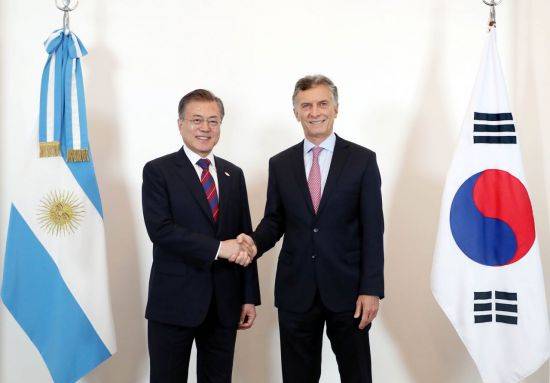 아르헨티나를 방문 중인 문재인 대통령이 1일 오전(현지 시간) 부에노스아이레스 시내 대통령 관저에서 마우리시오 마크리 아르헨티나 대통령과 조찬 회담을 하기에 앞서 악수하고 있다.  사진=연합뉴스