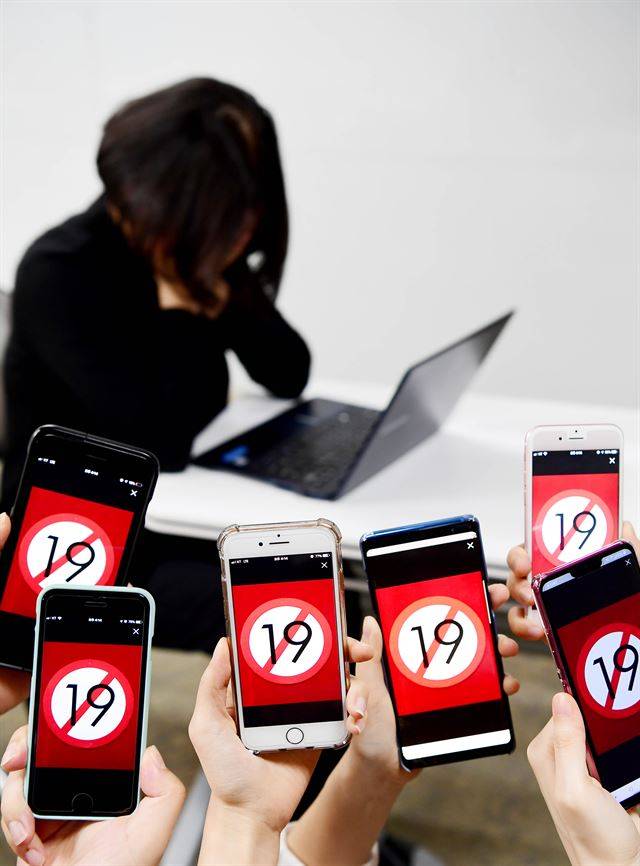 [저작권 한국일보] 디지털 성범죄 영상, 이른바 ‘몰카’영상이 수년간 웹하드에 떠돌고 있지만 피해자들은 정부의 무관심과 웹하드 업계의 지나친 상업주의 탓에 여전히 고통받고 있다. 정부와 웹하드 업계는 ‘몰카’영상의 유통을 원천차단 할 수 있는 기술을 보유하고 있음에도 이를 방치해왔다. 김주성 기자 poem@hankookilbo.com