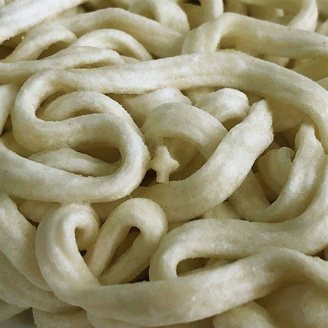 면발에 세로로 길게 4개의 홈이 파여 있는 굴곡면. 면을 들어 올릴 때 홈으로 국물이 따라 올라온다. 농심 제공