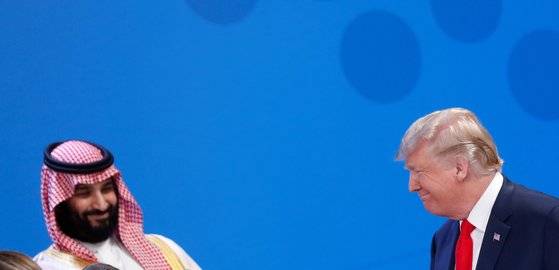 도널드 트럼프 대통령(오른쪽)이 지난달 30일(현지시간) 아르헨티나 부에노스아이레스에서 열린 G20 정상 회의 단체사진 촬영 행사에 참석하며 무함마드 빈 살만 사우디아라비아 왕세자와 눈 인사하고 있다. [로이터=연합뉴스]