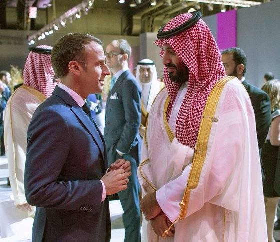 에마뉘엘 마크롱 프랑스 대통령이 지난달 30일(현지시간) 아르헨티나 부에노스아이레스에서 열린 G20 정상회의에 참석, 무함마드 빈 살만 사우디아라비아 왕세자를 만나 이야기를 나누고 있다. [AFP=연합뉴스]>