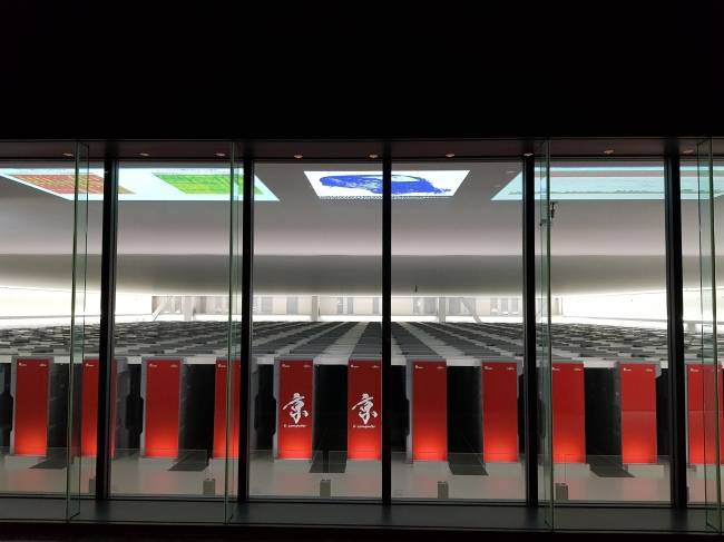 일본 고베 이화학연구소 계산과학센터 계산기동 3층에 위치한 K컴퓨터. 천장에는 현재 CPU 사용률을 비롯한 각종 통계가 나타난다. [사진=배두헌 기자/badhoney@heraldcorp.com]