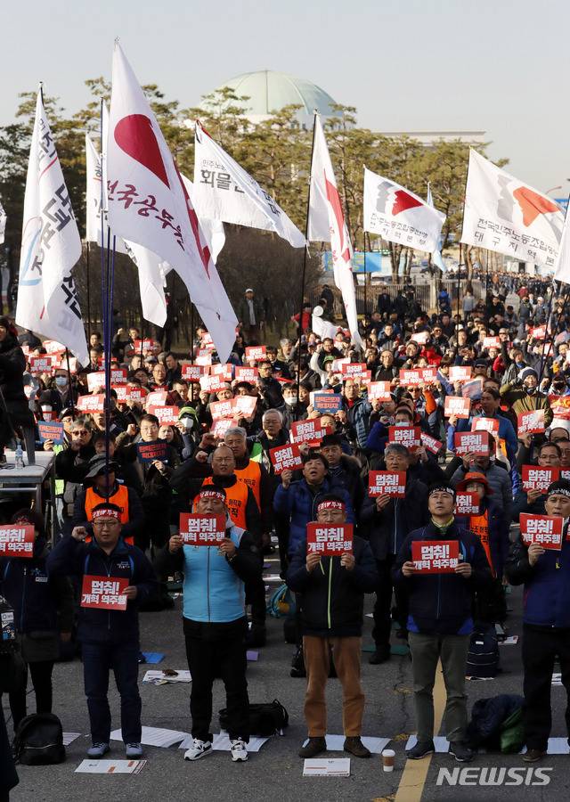 【서울=뉴시스】최동준 기자 = 1일 서울 영등포구 국회 앞에서 2018 전국민중대회 전 열린 민주노총 결의대회에서 참석자들이 탄력근로제 확대 저지, 비정규직 철폐를 촉구하고 있다. 2018.12.01. photocdj@newsis.com