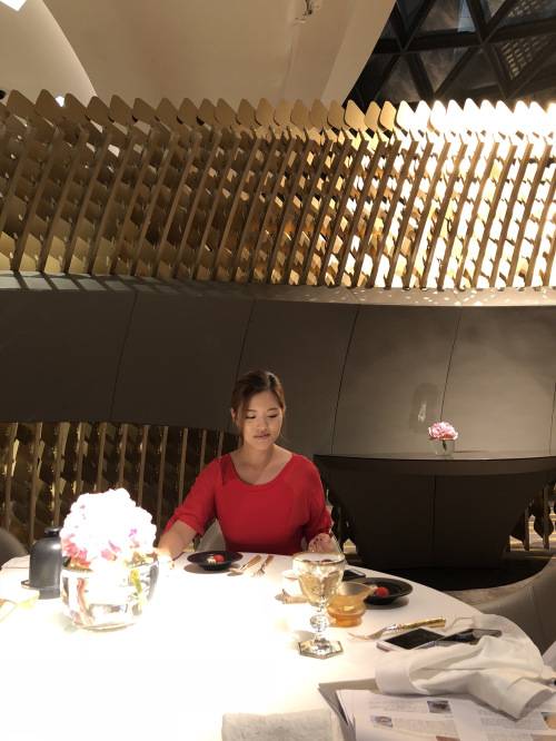 프라이버시를 지킬수 있는 룸에서 식사중인 안젤라