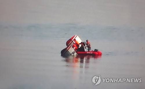 추락 헬기 구조 중 (구리=연합뉴스) 1일 오전 경기도 구리시 강동대교 인근 한강에 헬기가 추락해 소방 당국이 구조 중이다.  [구리소방서 제공]      jhch793@yna.co.kr  (끝)