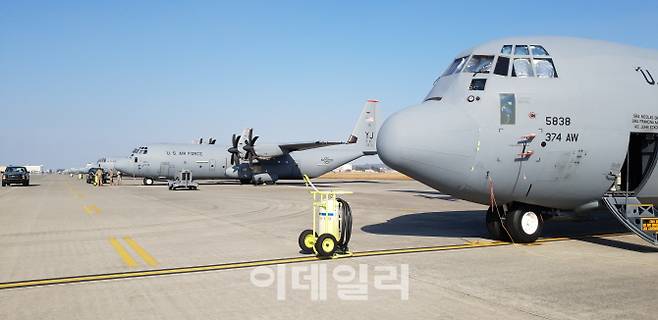 요코타 공군기지에서 미 C-130J 수송기들이 출동을 위한 정비를 받고 있다. [사진=김관용기자]