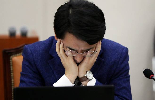 고민하는 박용진 의원 더불어민주당 박용진 의원이 3일 국회 교육위원회 법안심사소위원회 회의에서 ‘유치원 3법’ 등을 심사하다 두 손으로 얼굴을 감싼 채 생각에 잠겨 있다.  연합뉴스