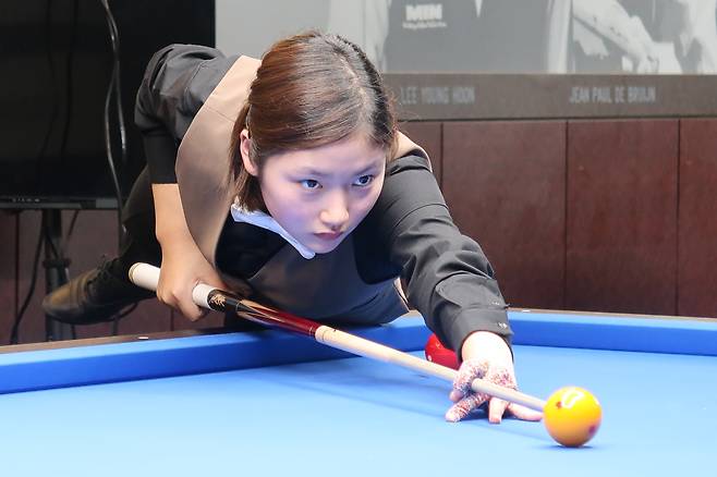 경기도 여자 당구선수와 전국 여성 동호인들이 한 자리에 모여 자웅을 겨루는  ‘김포시당구연맹회장배 제3회 한밭큐 경기도 여자3쿠션오픈 당구대회’가 오는 15~16일 경기도 김포시 각구목당구클럽에서 열린다. 사진은 지난 8월 '화성시당구연맹회장배 제1회 한밭큐 여자3쿠션오픈당구대회' 우승자인 한지은(성남).