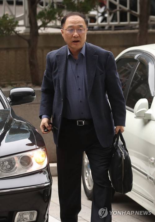 (서울=연합뉴스) 서명곤 기자 = 홍남기 부총리 겸 기획재정부 장관 후보자가 11일 오후 인사청문회 준비를 위해 서울 중구 예금보험공사로 출근하고 있다. 2018.11.11      seephoto@yna.co.kr  (끝)