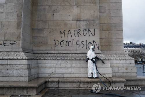 개선문 외벽의 '마크롱 퇴진' 낙서   [AP=연합뉴스]