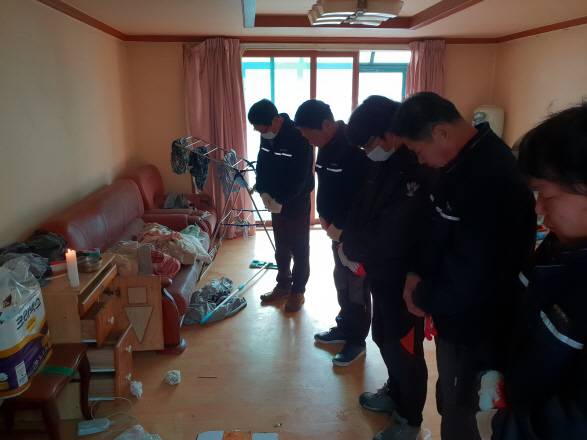 지난달 27일 경기도 파주시에 있는 한 주택에서 특수청소작업에 앞서 함께나눔 직원들이 고인에 대한 예를 올리고 있다. (사진=신중섭 기자)