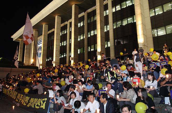 ▲ 다음 아고라 토론방 네티즌들과 시민사회단체 회원들이 2008년 6월6일 오후 서울 여의도 KBS 본관 앞에서 KBS 특별감사 반대와 공영방송 사수를 주장하며 촛불집회를 벌이고 있다. ⓒ 연합뉴스