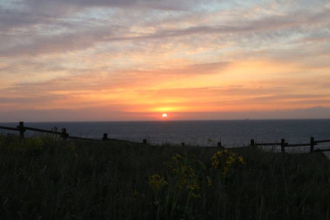 마라도 등대 앞 해안절벽에서 맞이한 일출