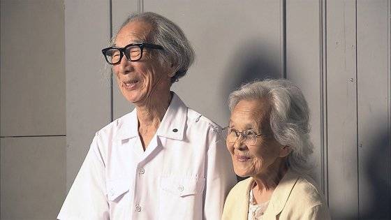 혼자보다 함께한 세월이 더 많은 부부는 미소까지 닮았다. [사진 엣나인필름]