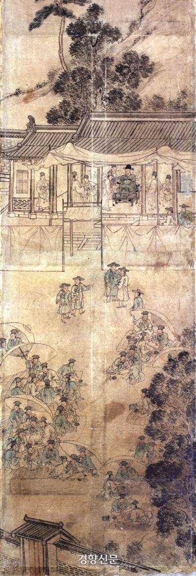 조선시대 후기 한 지역에서 열린 19세기 과거시험장 풍경이다. 옹기종기 모여 부정행위를 저지르는 모습을 적나라하게 보여준다. 타락한 과거시험장의 모습이다.|국립고궁박물관 소장