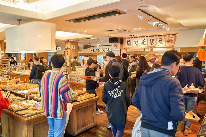 주말이면 빵을 구입하기위해 찾은 사람들로 북새통을 이룬다
