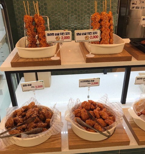 ‘시크릿 테이스트 치킨 bbq’에서 팔고 있는 치킨 제품들.(사진=bbq)