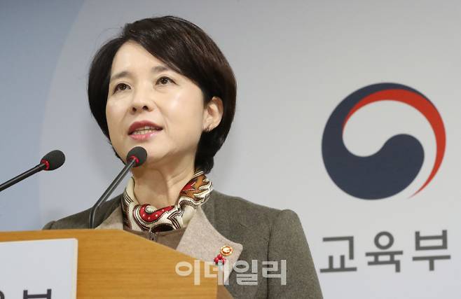유은혜 부총리 겸 교육부 장관이 6일 오전 정부세종청사에서 유아교육의 공공성 강화를 위한 ‘19년 내 전국 1000학급 이상 국·공립유치원 학급을 신·증설하는 세부 이행계획과 학부모 요구를 반영한 서비스 개선 방안을 발표하고 있다.(사진=뉴시스)