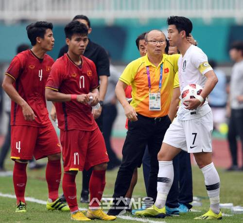 ‘2018 아시안게임’ 남자 축구 4강전 한국-베트남의 경기가 29일 인도네시아 보고르 파칸사리 스타디움에서 열렸다.베트남 박항서 감독이 작전지시를 하던 중 옆의 손흥민에게 친근감을 표현하고 있다. 2018. 8. 29.보고르(인도네시아) | 최승섭기자 thunder@sportsseoul.com