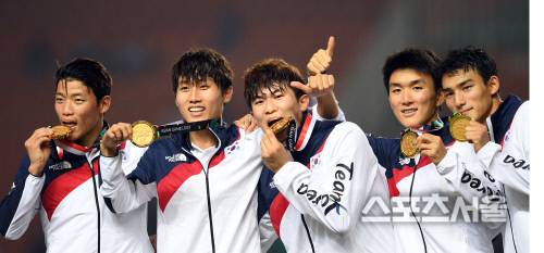 ‘2018 아시안게임’ 축구대표팀 황희찬, 장윤호, 김민재, 황인범, 조유민이 1일 인도네시아 보고르 파칸사리 스타디움에서 열린 시상식에서 금메달을 목에 건 후 환호하고 있다. 2018. 9. 1.보고르(인도네시아) | 최승섭기자 thunder@sportsseoul.com