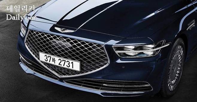 차체 색으로 마감된 G90의 라디에이터 그릴 상부