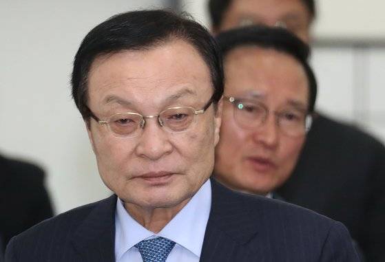 이해찬 더불어민주당 대표와 홍영표 원내대표가 28일 서울 여의도 국회에서 열린 최고위원회의에 참석하고 있다. [뉴스1]