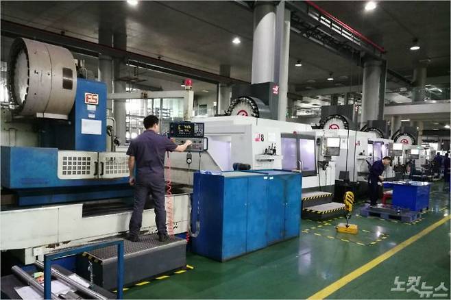 페트병 금형 제조업체인 싱롄의 포산 공장 모습. 싱롄은 중국 내 코카콜라와 펩시 콜라 등 음료 페트병 금형의 70~80%를 공급하는 기업이다. (광둥성 포산=CBS 김중호 특파원)