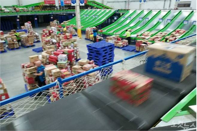 중국 허산(鶴山)에 자리잡은 물류회사의 자동 분류작업 공정. 허산은 광둥성과 홍콩, 마카오를 연결하는 웨강아오 대만구의 중심에 위치하고 교통이 편리해 물류중심지로 각광받고 있다. (광둥성 허산=CBS 김중호 특파원)