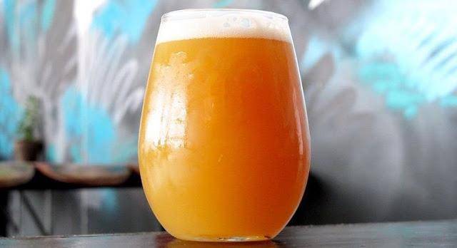 요즘 대세인 뉴잉글랜드 IPA 맥주의 모습. 노란 빛깔에 탁한 외관이 마치 주스와 닮았다. 여과를 하지 않아 효모가 그대로 살아 있는 것이 특징이다. OSHOSH BEER 캡처