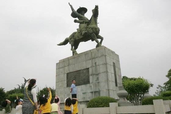 대구시 동구 효목동 망우당공원 내 곽재우 장군 동상. 북인은 곽재우를 비롯해 많은 의병장을 배출했다. [ 프리랜서 공정식 ]