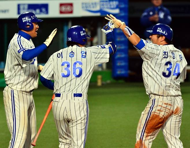 ▲ 1일 저녁 대구 시민야구장에서 2013프로야구 삼성과 두산의 한국시리즈 7차전이 열렸다. 6회말 1사 2,3루 삼성 타자 박석민의 싹슬이 2루타때 홈을 밟은 채태인과 최형우가 이승엽의 축하를 받고 있다. ⓒ 삼성 라이온즈