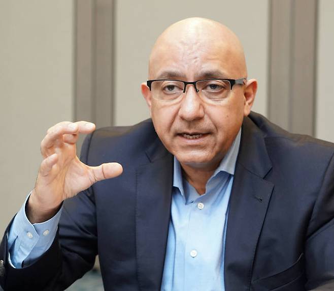 카이반 카리미 블랙베리 테크놀로지 솔루션 영업 마케팅 수석 부사장이 6일 서울 논현동 르메르디앙 서울 호텔에서 전자신문과 단독 인터뷰를 진행하고 있다. (제공=블랙베리QNX)