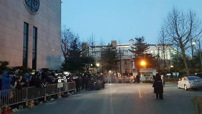 7일 새벽 6시께 케이비에스 ‘뮤직뱅크’ 리허설을 위해 일찍 ‘출근’하는 ‘최애’를 찍으려고 케이비에스 신관 공개홀 후문으로 몰려든 팬들.