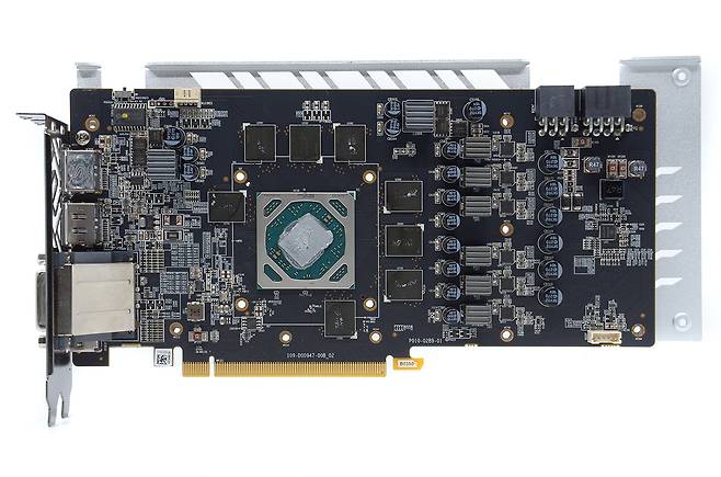 사파이어 니트로 라데온 RX 590의 기판 구성.