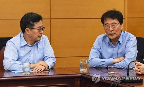 김동연 경제부총리 겸 기획재정부 장관(왼쪽)과 장하성 청와대 정책실장 [기획재정부 제공]