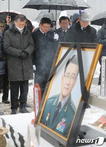 박근혜 전 대통령의 동생이자 고 이재수 전 기무사령관의 절친으로 알려진 박지만 EG 회장(왼쪽 두번째)이 11일 오전 국립대전현충원에서 열린 고 이재수 전 기무사령관의 안장식에 참석해 슬퍼하고 있다. 2018.12.11/뉴스1 © News1 주기철 기자