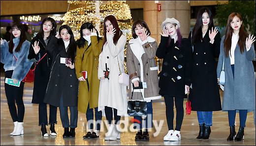 ▲ '자신감 넘치는 멤버들 속 고개 푹 숙인 나연'