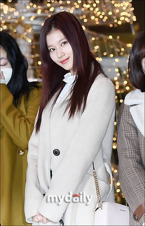 ▲ 트와이스 사나 '새침한 눈빛'