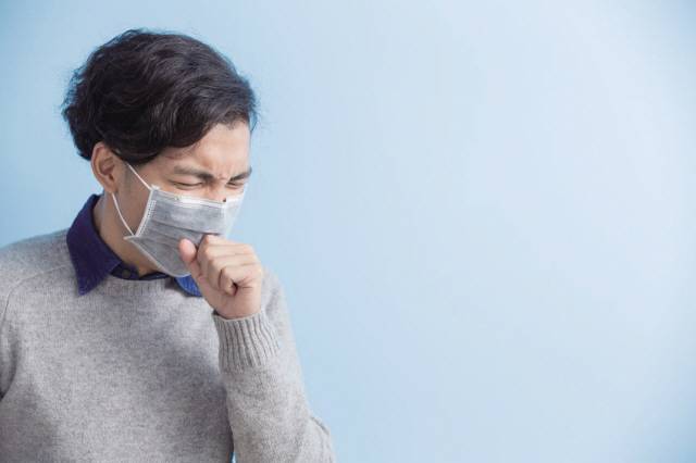 감기와 독감은 다른 병이다. 원인부터 다르다. 독감과 달리 감기는 원인이 되는 바이러스가 100여 종이나 돼 예방접종이 불가능하다.