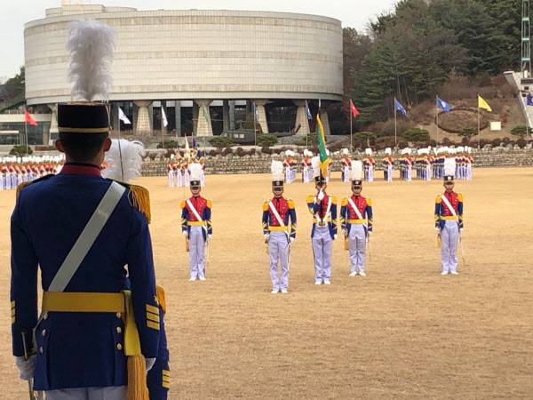 생도들이 실시하는 열병식인 화랑의식. 매주 금요일 오후 2시 30분부터 진행된다. /이상빈 기자