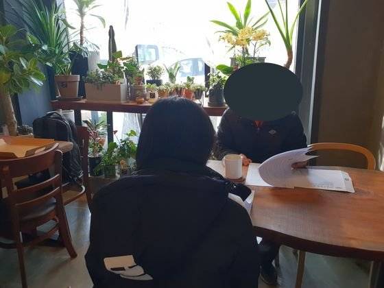 학교폭력을 당한 다문화 가정 자녀 이모(18) 양과 아버지가 중앙일보 기자를 만나 피해 상황을 설명하고 있다. 박진호 기자