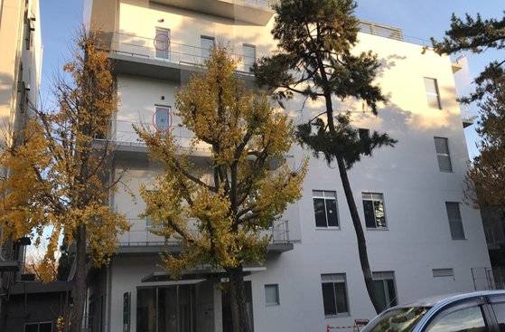 일본 나고야대에 있는 4층 건물에 소방관 진입창이 역삼각형 모양(빨간색 동그라미 안)으로 표시돼 있다. [사진 정지은씨]